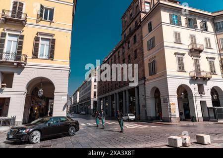 Turin, Italie - 28 mars 2022 : la via Roma est une artère vitale et un centre commercial de luxe qui pulsent dans le centre historique de Turin, le Piémont, en Italie Banque D'Images