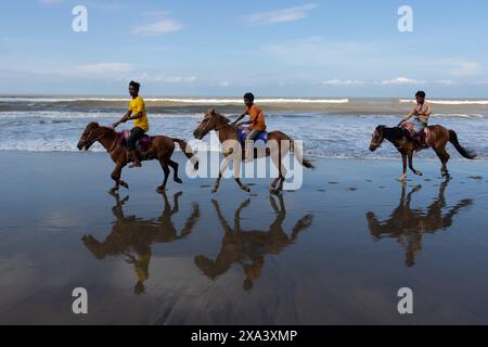 4 juin 2024, Cox's Bazar, Chittagong, Bangladesh : les cavaliers attendent leurs clients sur la plus longue plage naturelle du monde, Cox's Bazar Sea Beach, Bangladesh. Ils proposent des promenades à cheval à de nombreux touristes et facturent un tarif minimum. Fournir un service d'équitation est devenu un emploi populaire pour les jeunes de la région. (Crédit image : © Joy Saha/ZUMA Press Wire) USAGE ÉDITORIAL SEULEMENT! Non destiné à UN USAGE commercial ! Banque D'Images