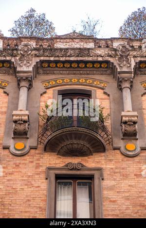 Détail d'une fenêtre de style européen ornée d'un bâtiment historique, détail architectural classique en gros plan Banque D'Images