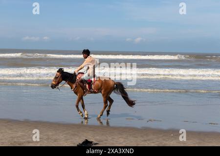 4 juin 2024, Cox's Bazar, Chittagong, Bangladesh : les cavaliers attendent leurs clients sur la plus longue plage naturelle du monde, Cox's Bazar Sea Beach, Bangladesh. Ils proposent des promenades à cheval à de nombreux touristes et facturent un tarif minimum. Fournir un service d'équitation est devenu un emploi populaire pour les jeunes de la région. (Crédit image : © Joy Saha/ZUMA Press Wire) USAGE ÉDITORIAL SEULEMENT! Non destiné à UN USAGE commercial ! Banque D'Images