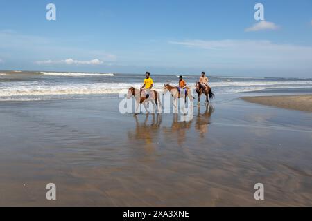 4 juin 2024, Cox's Bazar, Chittagong, Bangladesh : les cavaliers attendent leurs clients sur la plus longue plage naturelle du monde, Cox's Bazar Sea Beach, Bangladesh. Ils proposent des promenades à cheval à de nombreux touristes et facturent un tarif minimum. Fournir un service d'équitation est devenu un emploi populaire pour les jeunes de la région. (Crédit image : © Joy Saha/ZUMA Press Wire) USAGE ÉDITORIAL SEULEMENT! Non destiné à UN USAGE commercial ! Banque D'Images