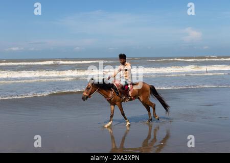 4 juin 2024, Cox's Bazar, Chittagong, Bangladesh : les cavaliers attendent leurs clients sur la plus longue plage naturelle du monde, Cox's Bazar Sea Beach, Bangladesh. Ils proposent des promenades à cheval à de nombreux touristes et facturent un tarif minimum. Fournir un service d'équitation est devenu un emploi populaire pour les jeunes de la région. (Crédit image : © Joy Saha/ZUMA Press Wire) USAGE ÉDITORIAL SEULEMENT! Non destiné à UN USAGE commercial ! Banque D'Images