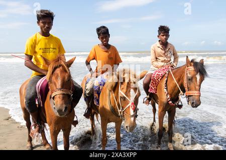 4 juin 2024, Cox's Bazar, Chittagong, Bangladesh : les cavaliers attendent leurs clients sur la plus longue plage naturelle du monde, Cox's Bazar Sea Beach, Bangladesh. Ils proposent des promenades à cheval à de nombreux touristes et facturent un tarif minimum. Fournir un service d'équitation est devenu un emploi populaire pour les jeunes de la région. (Crédit image : © Joy Saha/ZUMA Press Wire) USAGE ÉDITORIAL SEULEMENT! Non destiné à UN USAGE commercial ! Banque D'Images