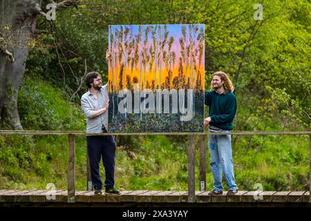 L'artiste Joe pleure avec l'une de ses grandes peintures colorées lors de la première exposition d'art à Colstoun House, East Lothian, Écosse, Royaume-Uni Banque D'Images