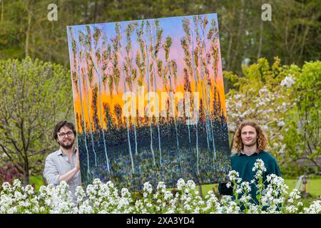 L'artiste Joe pleure avec l'une de ses grandes peintures colorées lors de la première exposition d'art à Colstoun House, East Lothian, Écosse, Royaume-Uni Banque D'Images