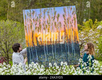 L'artiste Joe pleure avec l'une de ses grandes peintures colorées lors de la première exposition d'art à Colstoun House, East Lothian, Écosse, Royaume-Uni Banque D'Images