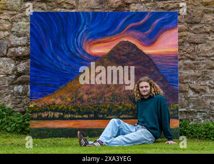 L'artiste Joe pleure avec l'une de ses grandes peintures colorées lors de la première exposition d'art à Colstoun House, East Lothian, Écosse, Royaume-Uni Banque D'Images