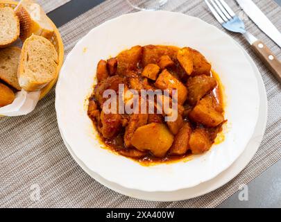 Patatas con sépia, bouchées avec des pommes de terre Banque D'Images