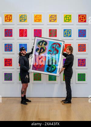 Londres, Royaume-Uni. 4 juin 2024. Andy Warhol, $ (Quadrant), 1982, est £60 000-80 000 devant sol Lewitt, Open Cubein couleur sur couleur, (K. 2003.04), 2003, est £20 000-30000 - Phillips, Londres, avant-première de la vente aux enchères de papier et d'argile Pablo Picasso et des éditions Evening & Day. Ils ont lieu le 6-7 juin. Crédit : Guy Bell/Alamy Live News Banque D'Images