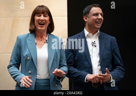 Édimbourg, Écosse, Royaume-Uni. 4 juin 2024. La chancelière fantôme Rachel Reeves et le dirigeant travailliste écossais Anas Sarwar participent à une séance de questions-Réponses discutant des plans économiques du Labour avec le personnel financier du siège de RBS à Édimbourg. Iain Masterton/Alamy Live News Banque D'Images