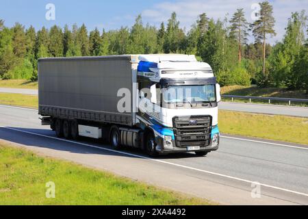 Personnalisé M-Sport Ford F-MAX, camion lourd de Ford Otosan, tire une semi-remorque le long de l'autoroute. Plaques est. Salo, Finlande. 31 mai 2024. Banque D'Images