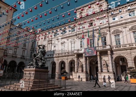 Turin, Italie - 28 mars 2022 : l'hôtel de ville de Turin sur la Piazza Palazzo di Citta, ville centrale de Turin, région du Piémont, nord de l'Italie. Banque D'Images