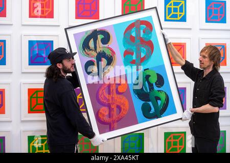 Londres, Royaume-Uni. 4 juin 2024. Techniciens avec $ (Quadrant)’, 1982, par Andy Warhol (est. £60 000 – 80,000) devant « Open Cube in Color on Color (K. 2003.04) », 2003, par sol LeWitt (est. £20 000 – 30,000) en avant-première des faits saillants de Phillips à venir aux enchères de papier et d'argile Pablo Picasso le 6 juin et des lots de Phillips Evening and Day Editions Auction le 7 juin. Les lots seront mis aux enchères dans les galeries Berkeley Square de Phillips. Credit : Stephen Chung / Alamy Live News Banque D'Images