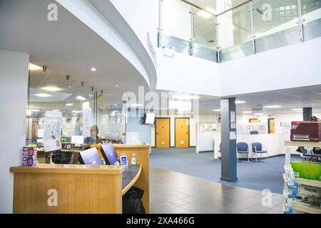 Zone de réception d'un hôpital moderne avec un bureau d'information. Banque D'Images