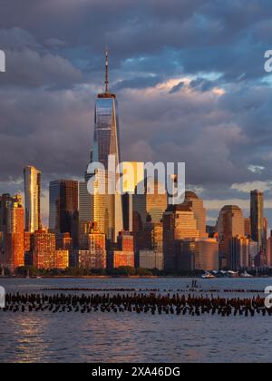 Horizon de New York au coucher du soleil après la tempête du fleuve Hudson. Gratte-ciel du World Trade Center et quartier financier de Lower Manhattan Banque D'Images