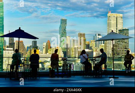 Bangkok, Thaïlande , du 2 au 2024 juin : vue de la ville depuis le bar sur le toit d'ICONSIAM. Il a une belle vue sur le ciel bleu et les gratte-ciel de Bangkok. Banque D'Images