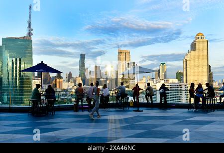 Bangkok, Thaïlande , du 2 au 2024 juin : vue de la ville depuis le bar sur le toit d'ICONSIAM. Il a une belle vue sur le ciel bleu et les gratte-ciel de Bangkok. Banque D'Images