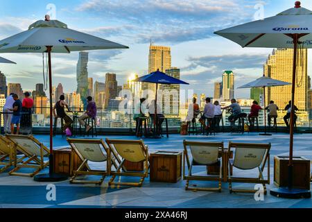 Bangkok, Thaïlande , du 2 au 2024 juin : vue de la ville depuis le bar sur le toit d'ICONSIAM. Il a une belle vue sur le ciel bleu et les gratte-ciel de Bangkok. Banque D'Images