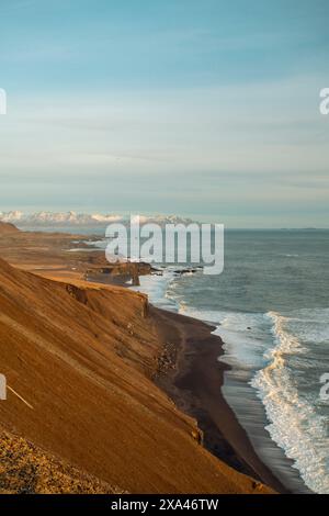 Paysage côtier avec falaises et plage au coucher du soleil. Banque D'Images