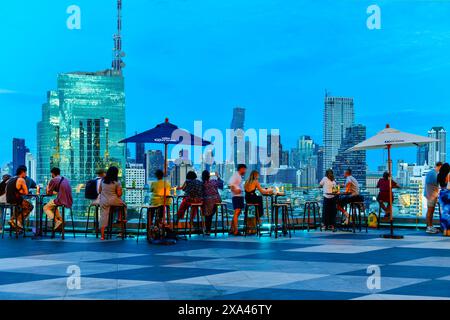 Bangkok, Thaïlande , du 2 au 2024 juin : vue de la ville depuis le bar sur le toit d'ICONSIAM. Il a une belle vue sur le ciel bleu et les gratte-ciel de Bangkok. Banque D'Images
