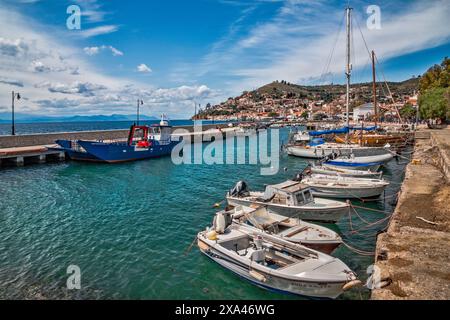 Bateaux à la marina dans la ville de Limni, golfe Euboéenne du Nord, mer Égée, île d'Evia du Nord, région de Grèce centrale, Grèce Banque D'Images