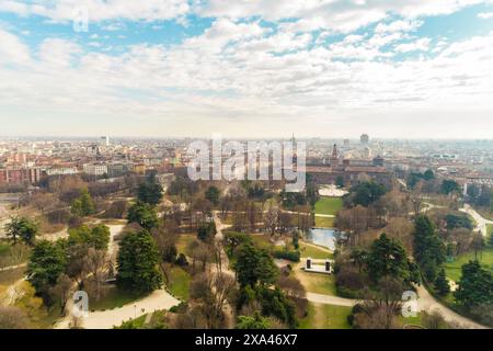 Vue aérienne d'un parc de la ville avec le paysage urbain environnant Banque D'Images