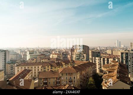 Vue aérienne d'un paysage urbain dense sous un ciel dégagé Banque D'Images