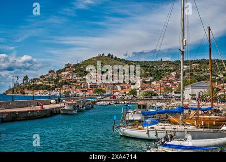 Bateaux à la marina dans la ville de Limni, golfe Euboéenne du Nord, mer Égée, île d'Evia du Nord, région de Grèce centrale, Grèce Banque D'Images