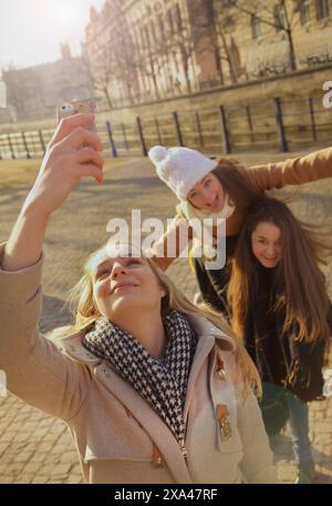 Les adolescentes en tenant Selfies Banque D'Images