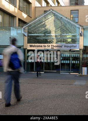 Photo du dossier datée du 14/10/11 d'une vue générale de Guys and St Thomas' Hospital à Londres. Selon des notes au personnel du NHS, une cyberattaque a touché certains grands hôpitaux de Londres, notamment le King's College Hospital, Guy's et St Thomas', impactant la livraison de transfusions sanguines et la prestation de services. Date d'émission : mardi 4 juin 2024. Banque D'Images