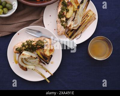 Natures mortes vue d'en haut repas sain avec saumon grillé et poireaux, et kombucha Banque D'Images