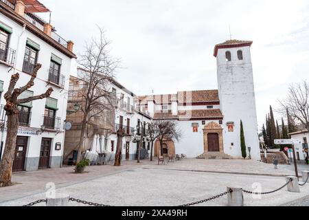 Grenade, Espagne - 26 février 2022: Le Mirador de San Nicolss est le point de vue le plus célèbre de Grenade offrant un panorama de la ville d'en haut. Banque D'Images