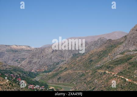 Vue aérienne du paysage de la ville de Kemaliye ou Egin, de l'Euphrate et du village Apcaga à Erzincan Turquie Türkiye. Banque D'Images