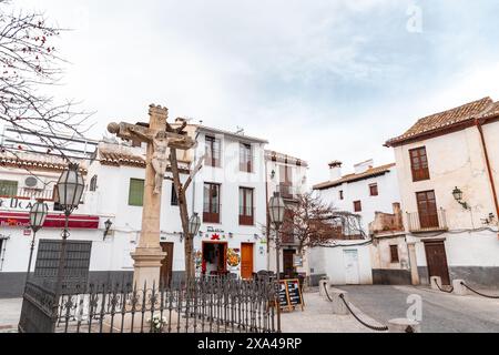 Grenade, Espagne - 26 février 2022: Le Mirador de San Nicolss est le point de vue le plus célèbre de Grenade offrant un panorama de la ville d'en haut. Banque D'Images