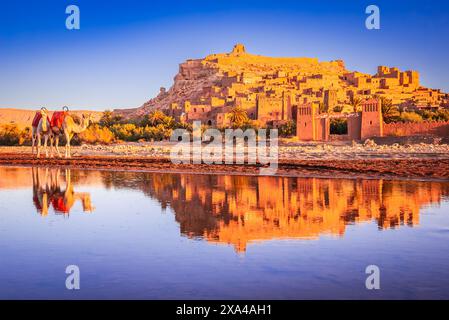 Ouarzazate, Maroc. Magnifique coucher de soleil avec le célèbre ksar d'ait-Benhaddou, argile et architecture adobe en Afrique du Nord, montagnes du Haut Atlas. Banque D'Images