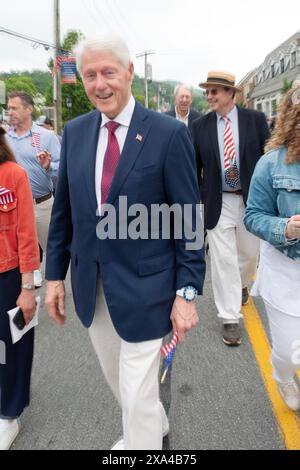 L'ancien président Bill Clinton défilant lors de la parade du Memorial Day de 2024 à Chappaqua, NY. Hillary était là aussi. Banque D'Images