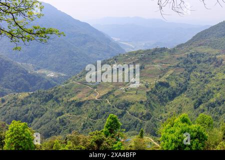 Les sommets des montagnes Annapurna Sud, mardi Himal et Machapuchare sont enneigés dans la chaîne de l'Himalaya, Népal. Magnifique paysage de montagne pittoresque sur le trekki Banque D'Images