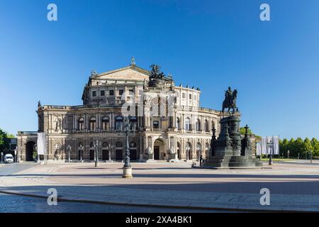 Semperoper am Theaterplatz mit König-Johann-Denkmal, Dresde, Saxe, Deutschland *** Semperoper on Theaterplatz with King John Monument, Dresde, sa Banque D'Images