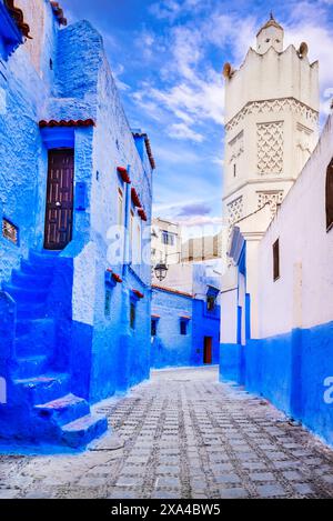 Chefchaouen, Maroc. Rue bleue et murs peints, destination de voyage en Afrique du Nord. Banque D'Images