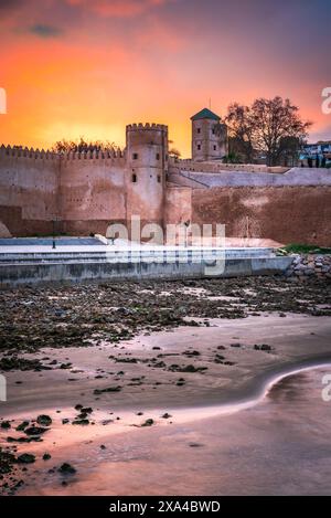 Rabat, Maroc. Coucher de soleil coloré avec des murs de la forteresse Kasbah Udayas sur la côte de l'océan Atlantique. Banque D'Images