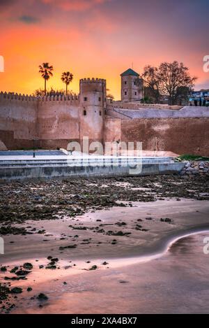 Rabat, Maroc. Coucher de soleil coloré avec des murs de la forteresse Kasbah Udayas sur la côte de l'océan Atlantique. Banque D'Images
