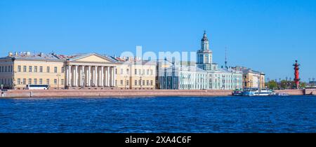 Paysage urbain de Saint-Pétersbourg avec la côte de la rivière Neva et la façade Kunstkamera sur une journée d'été ensoleillée. Saint-Pétersbourg, Russie Banque D'Images