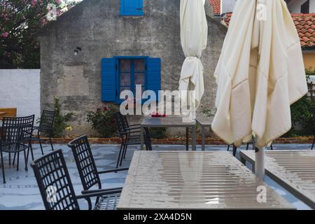 Photo d'un restaurant vide après un orage estival dans le centre historique de Nin, Dalmatie, Croatie Banque D'Images