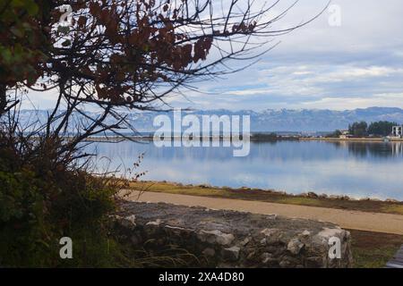 Vue sur les montagnes Velebit du Nord à travers le lagon de Nin, Dalmatie, Croatie Banque D'Images