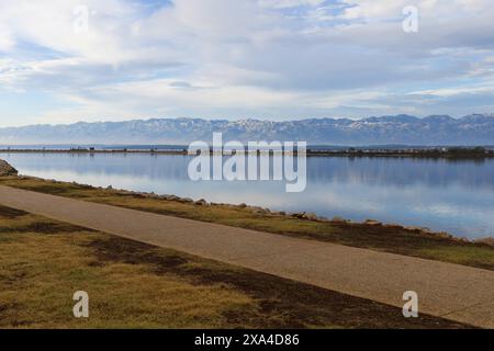 Vue de la promenade de Nin aux montagnes du nord de Velebit à travers le lagon de Nin, Dalmatie, Croatie Banque D'Images