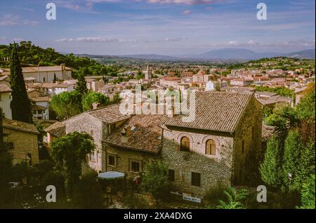 Une vue panoramique sur une vieille ville pittoresque avec des toits en terre cuite et des bâtiments en pierre, sous un ciel partiellement nuageux. Banque D'Images