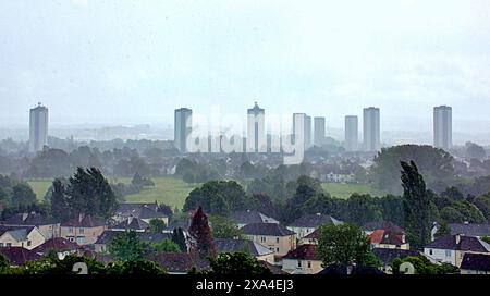 Glasgow, Écosse, Royaume-Uni. 4 juin 2024 : Météo britannique : vent lourd et pluie sur la ville a vu la ville décapear à cause de la faible visibilité derrière les tours de scotstoun. Crédit Gerard Ferry/Alamy Live News Banque D'Images