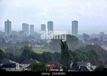 Glasgow, Écosse, Royaume-Uni. 4 juin 2024 : Météo britannique : vent lourd et pluie sur la ville a vu la ville décapear à cause de la faible visibilité derrière les tours de scotstoun. Crédit Gerard Ferry/Alamy Live News Banque D'Images