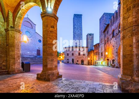 San Gimignano, Toscane. Vue pittoresque sur la célèbre Piazza del Duomo avec Torri Ardinghelli. Ville typique de colline toscane en Italie. Banque D'Images