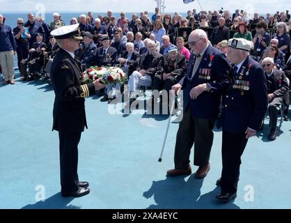Les vétérans du jour J Harry Birdsall, 98 ans, et Alec Penstone (à droite), 98 ans, reçoivent la couronne pendant le service de pose de couronnes du Spirit of Normandy Trust juste au large des côtes françaises, pour se souvenir de ceux qui n'ont jamais atteint le rivage, à bord du Mont St Michel. Le Brittany Ferries navigue du port de Portsmouth au Royaume-Uni à Ouistreham, à Caen, en France, transportant 31 vétérans du jour J et de la Normandie qui voyagent avec la Royal British Legion et Spirit of Normandy Trust pour participer aux commémorations marquant le 80e anniversaire du jour J. Date de la photo : mardi 4 juin 2024. Banque D'Images
